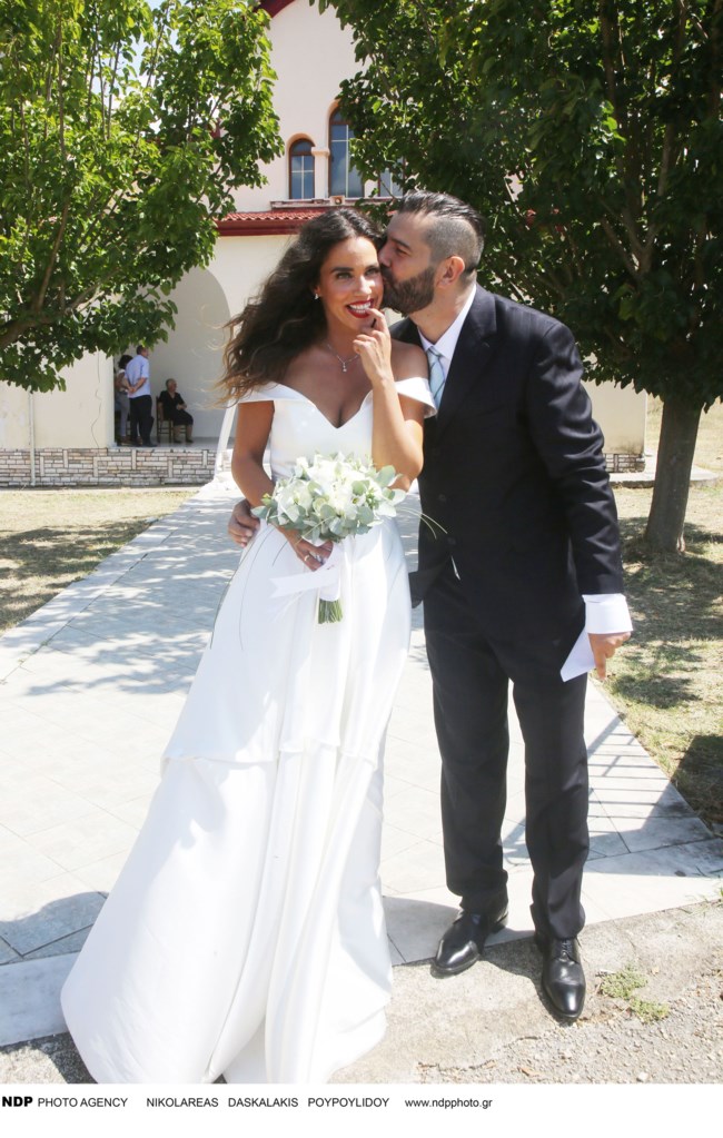 Κατερίνα Στικούδη: Η πρώτη εμφάνιση της εγκυμονούσας - Με λευκό σατέν πουκάμισο