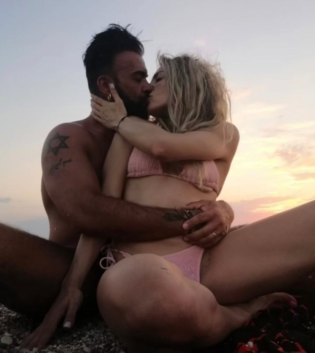 Περικλής Κονδυλάτος: Η μυστηριώδης γυναίκα με την οποία ανταλλάσουν καυτά φιλιά - Την κρατούσε "κρυφή" εδώ και 4 χρόνια