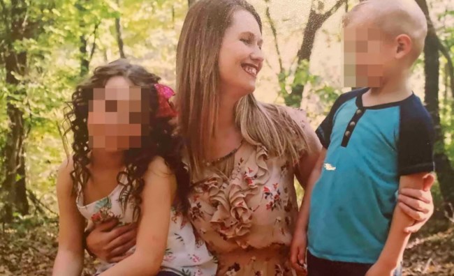 Σπαρακτικό βίντεο με το 12χρονο κορίτσι που συλλαμβάνεται για τη δολοφονία του 9χρονου αδελφού της: "Είμαι καλό παιδί"