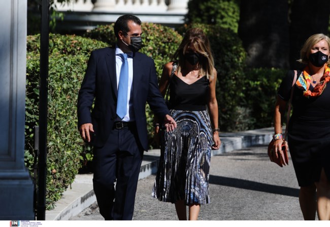 Ανασχηματισμός: Εντυπωσιακές παρουσίες και μοναχικές αφίξεις στην ορκωμοσία των νέων μελών της κυβέρνησης [Εικόνες]