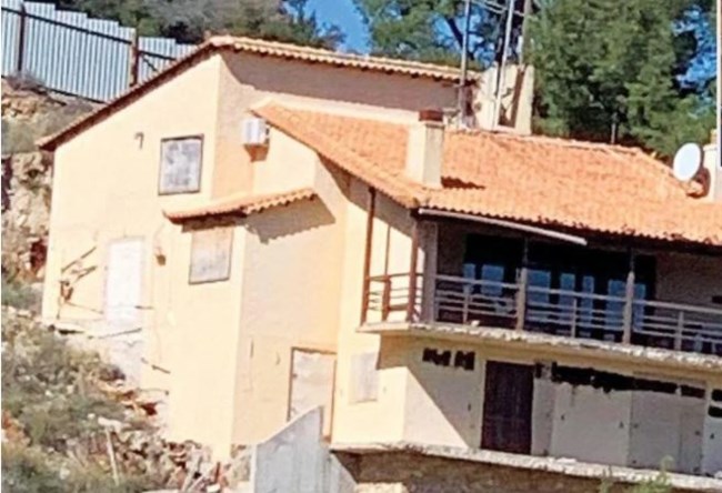 Συνθήματα κατά του Φιλιππίδη στην εξοχική κατοικία του στο Σοφικό Κορινθίας