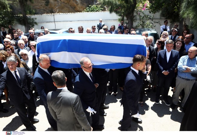 Συγκίνηση στην κηδεία του Χρήστου Ροκόφυλλου: Παρόντες Μητσοτάκης, Βενιζέλος και πλήθος πολιτικών [εικόνες]