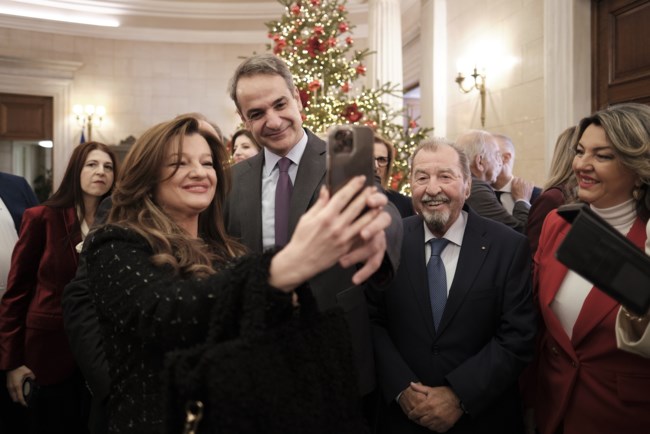 Εορταστική συνάντηση Μητσοτάκη με τους βουλευτές to Know us better και για τις ευχές των Χριστουγέννων- Selfie, κρασί και τσικουδιές