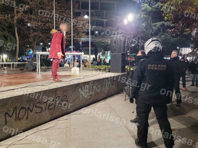 Λάρισα: Άνδρας απειλούσε να πυρποληθεί γιατί δεν βλέπει το παιδί του - "Φωτιά σε μένα, δεν μου φταίτε εσείς"