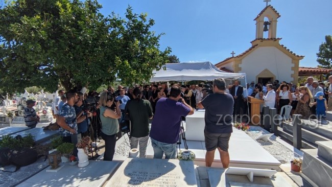 μνημοσυνο Μίκη