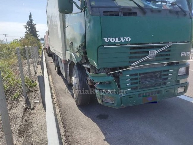 Τροχαίο στην Αθηνών - Λαμίας: Φορτηγό έπεσε πάνω σε ταξί [εικόνες]