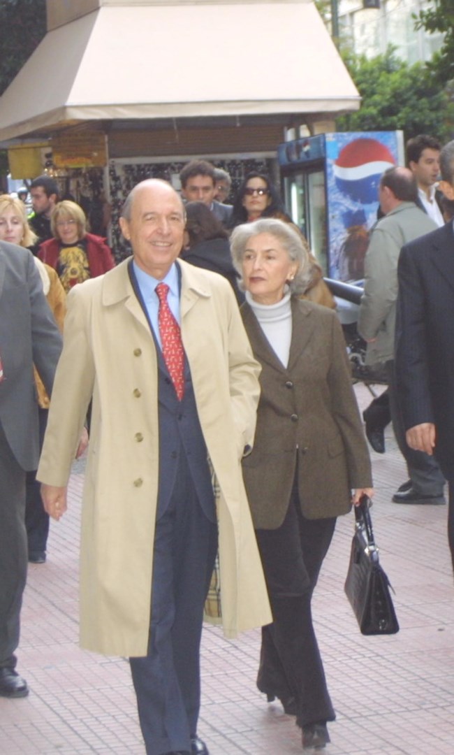 Η σχέση ζωής του Κώστα Σημίτη επί 63 χρόνια με τη Δάφνη: Πώς τη γνώρισε σε ένα πάρτι - "Χαμογελαστή και πολύ όμορφη"