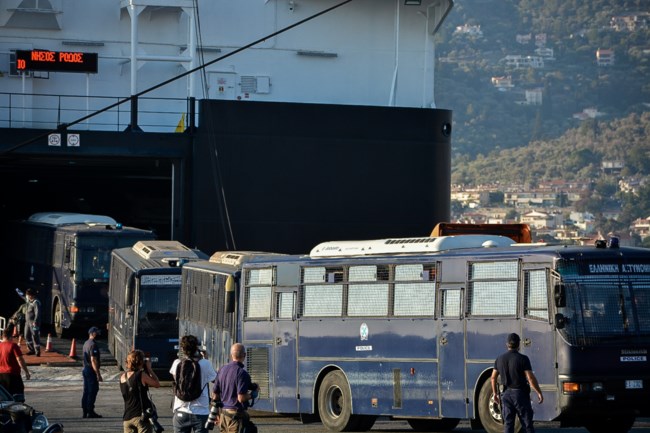 "Αστακός" η Λέσβος: Με ΜΑΤ και "Αίαντες" ενισχύονται οι αστυνομικές δυνάμεις [εικόνες - βίντεο]