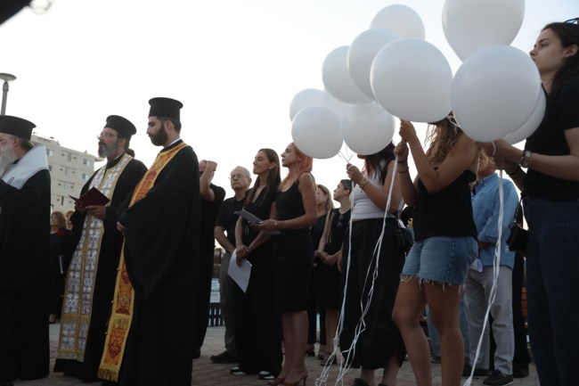 Ρίγη συγκίνησης στις εκδηλώσεις μνήμης για τα 104 θύματα στο Μάτι: Προσκλητήριο νεκρών και πορεία στον δρόμο της φωτιάς