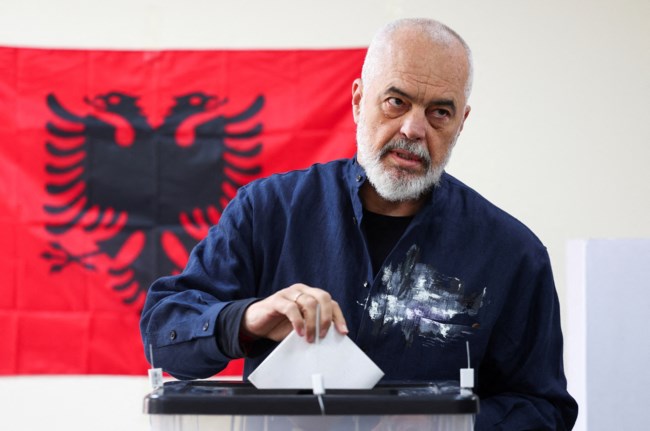 Αλβανία: Σαρωτική νίκη Έντι Ράμα με 52% - Ο Μπερίσα καταγγέλλει τους Σοσιαλιστές για νοθεία, απειλές και εκβιασμούς