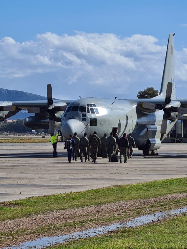 Η Ελλάδα στέλνει ανθρωπιστική βοήθεια αλλά και οπλισμό στην Ουκρανία: Εικόνες από τα αεροδρόμια
