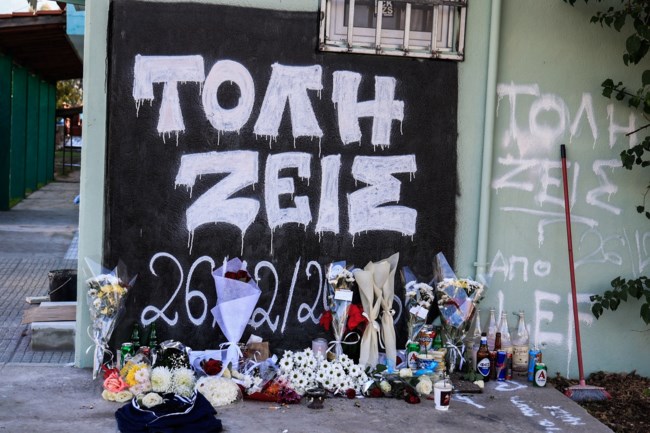 Νέα Σμύρνη: Σε κλίμα οδύνης η κηδεία του 16χρονου - Τραγικές φιγούρες η μητέρα και η γιαγιά του