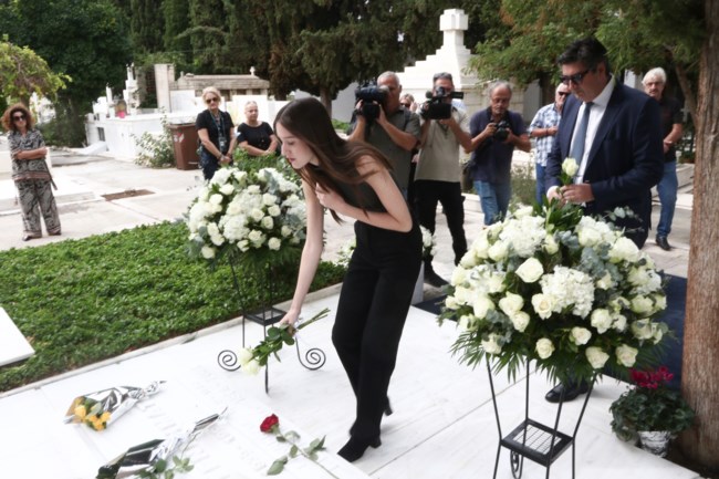 Μνημόσυνο για τα δύο χρόνια από τον θάνατο της Φώφης Γεννηματά - Άφησαν λουλούδια στη μνήμη της συγγενείς και στελέχη του ΠΑΣΟΚ