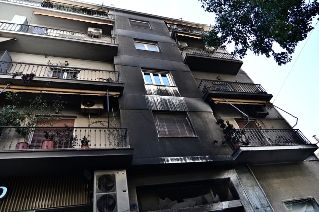 Εξάρχεια: Καμένα ΙΧ και τραυματίας αστυνομικός από τα επεισόδια - Σύνδεση με τη βόμβα στη Hellenic Train εξετάζει η ΕΛΑΣ