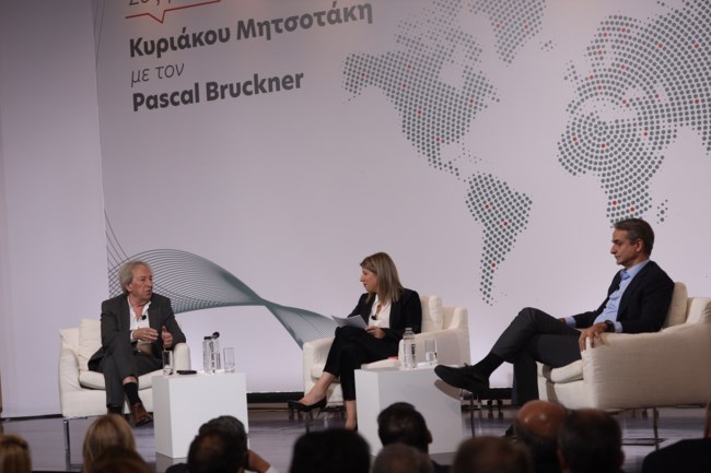 Μαρέβα Γκραμπόφσκι Μητσοτάκη: Το μονόχρωμο look σε αποχρώσεις του γκρι και το δερμάτινο oversized σακάκι σε ανδρική γραμμή