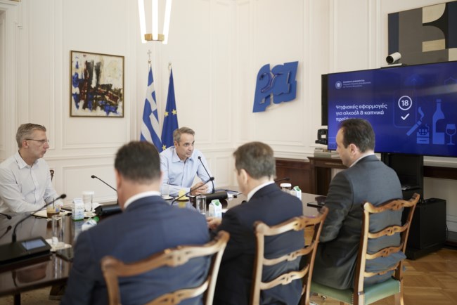 Σύσκεψη στο Μαξίμου για την προστασία ανηλίκων από αλκοόλ και καπνό: Πώς θα γίνεται η επαλήθευση της ηλικίας