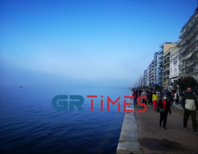 Θεσσαλονίκη: Τοπίο στην ομίχλη η Νέα Παραλία [Εικόνες - Βίντεο]