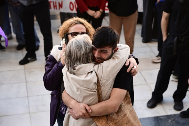 Κολωνός: Πώς οι ένορκοι έκριναν την απόφαση για ενοχή του Μίχου και αθώωση της μητέρας - Μειοψήφησαν πρόεδρος και εισαγγελέας
