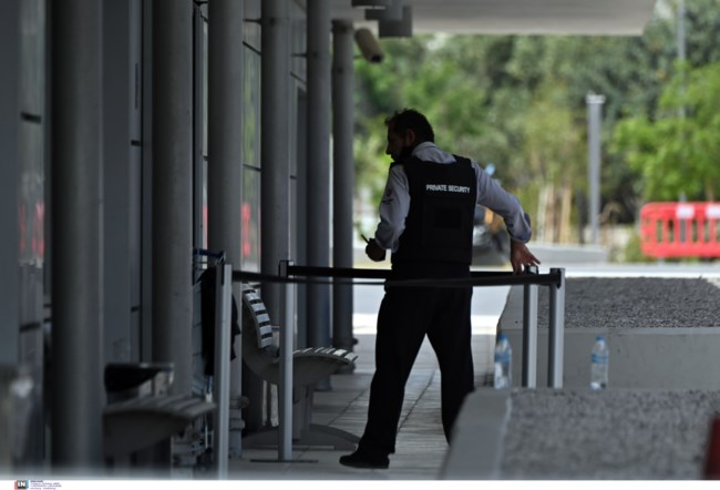 Αιγάλεω: Πανικός στο River West - Οδηγός έπεσε σε τζαμαρία καταδιώκοντας γυναίκα - "Είμαι απεσταλμένος του Θεού"
