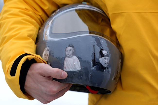 Χειμερινοί Ολυμπιακοί Αγώνες: Απέκλεισαν Ουκρανό δρομέα λόγω κράνους με φωτογραφίες νεκρών του πολέμου