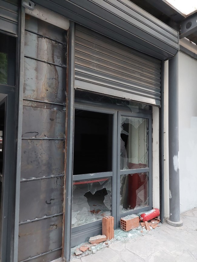Εικόνες ντροπής στο Βιολογικό του ΑΠΘ, εκεί που ήταν η κατάληψη "Στέκι" - Έριξαν τους τοίχους με βαριοπούλες