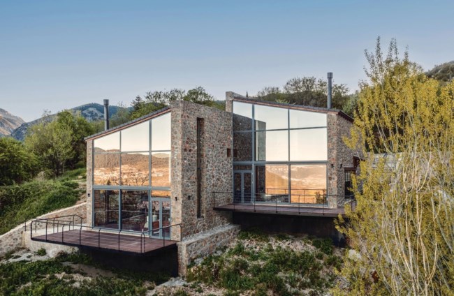 Απόδραση στις γιορτές: Τα καλύτερα ξενοδοχεία και ξενώνες για μαγικές χειμωνιάτικες διακοπές