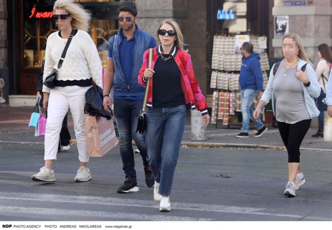 Έλλη Στάη: Η street style εμφάνιση χωρίς μακιγιάζ, με statement bomber τζάκετ, τζιν και σνίκερς