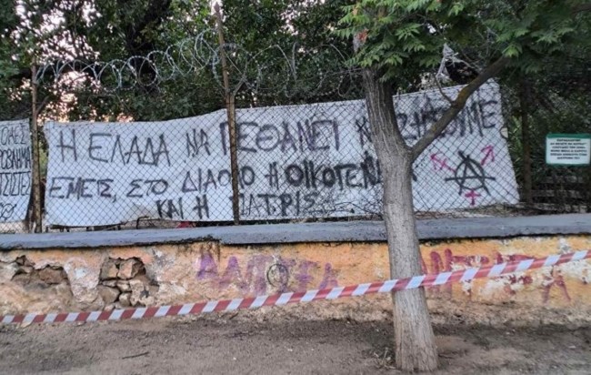 Έξαλλος ο Χάρης Ρώμας με το πανό "Η Ελλάδα να πεθάνει", σε κατάληψη στο Χαλάνδρι: "Αρκετά με την αναρχοαλητεία"