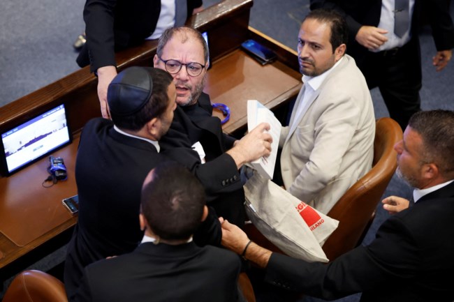 ΚΝΕΣΕΤ ΒΟΥΛΕΥΤΕΣ ΑΠΟΜΑΚΡΥΝΟΝΤΑΙ