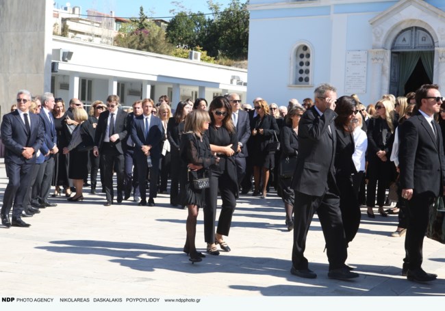 Μαρίσσα Λαιμού: Με λευκό φέρετρο η κηδεία στο Α' Νεκροταφείο - Συντετριμμένοι οι γονείς και οι συγγενείς [εικόνες]