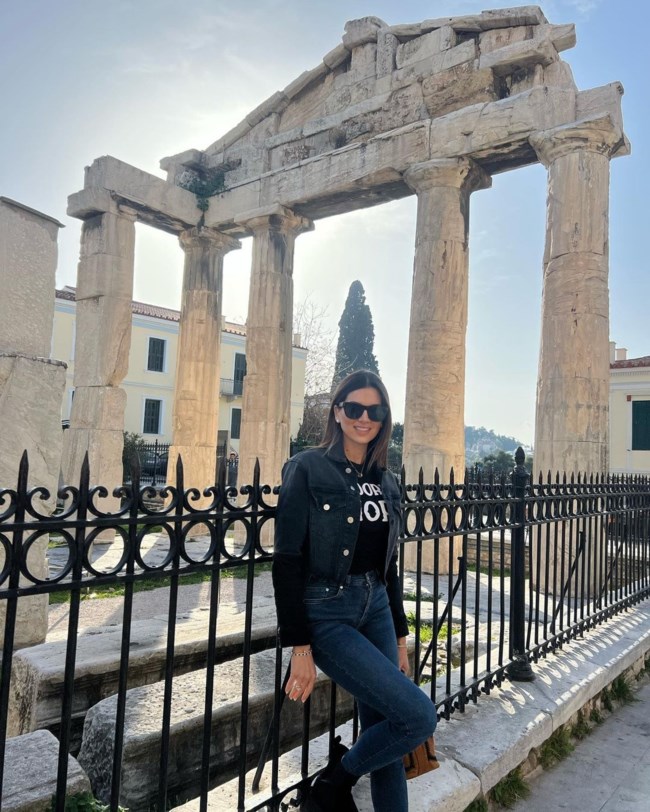 Σταματίνα Τσιμτσιλή: Το απίθανο denim jumpsuit και τα σχόλια για το πέταγμα του χαρταετού: "Μόνο τον σπαγγο κρατάει;"