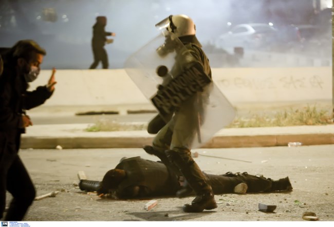 Πώς και ποιοι χτύπησαν και τραυμάτισαν τον αστυνομικό στη Νέα Σμύρνη [εικόνες - βίντεο]