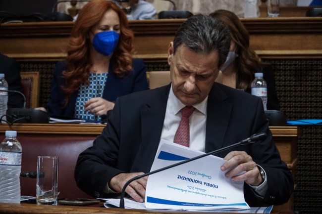 Κόντρα Σκυλακάκη-Τσακαλώτου στη Βουλή για το "μαξιλαράκι" του ΣΥΡΙΖΑ και τα πλεονάσματα