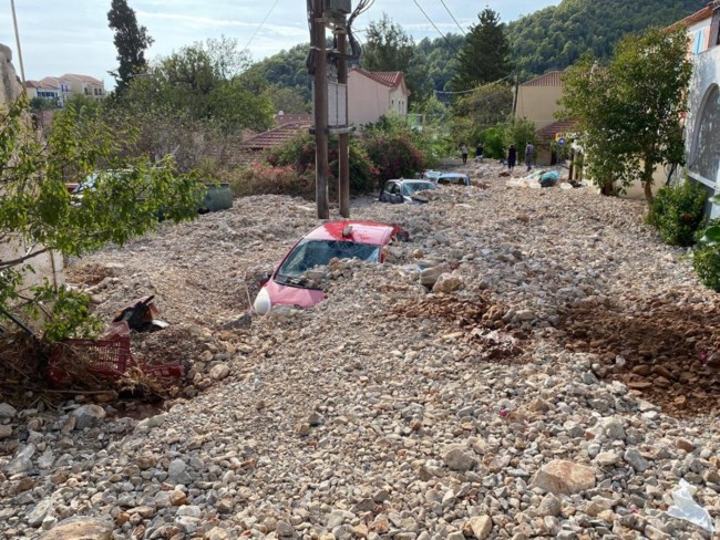 Ο Ιανός χτύπησε ανελέητα την Κεφαλονιά: Σοκάρουν οι εικόνες την επομένη του κυκλώνα [βίντεο]
