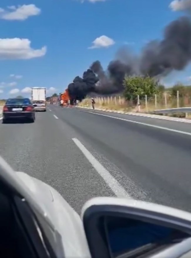 Σέρρες: Πανικός σε λεωφορείο του ΚΤΕΛ για 20 επιβάτες- Τυλίχθηκε στις φλόγες, πρόλαβαν να αποβιβαστούν [Εικόνες]