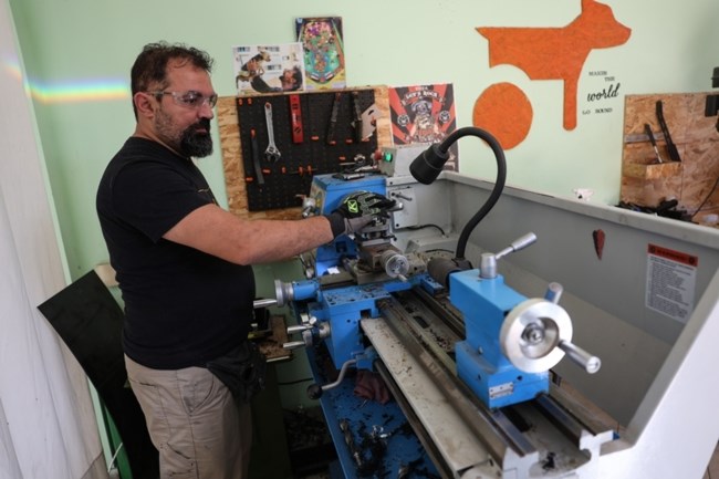 "Ρόδες ελπίδας":  Άνθρωποι που ξαναδίνουν κίνηση σε ζώα που δοκιμάστηκαν σκληρά από τη ζωή