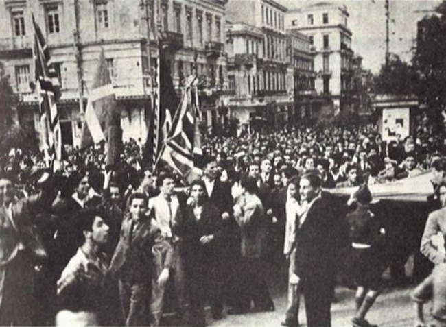 Σαν σήμερα: 77 χρόνια από την απελευθέρωση της Αθήνας - Έπαρση της σημαίας στην Ακρόπολη