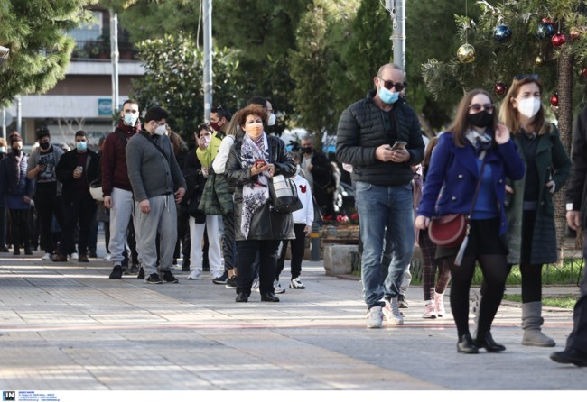 Μετάλλαξη Όμικρον: Ατελείωτες ουρές και σήμερα για δωρεάν rapid test [εικόνες - βίντεο]