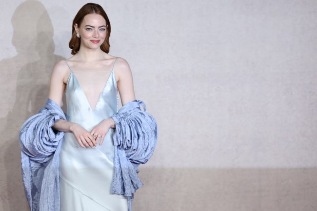 Chic and simple: Εκθαμβωτική στο κόκκινο χαλί με baby blue slip dress Louis Vuitton η Έμμα Στόουν