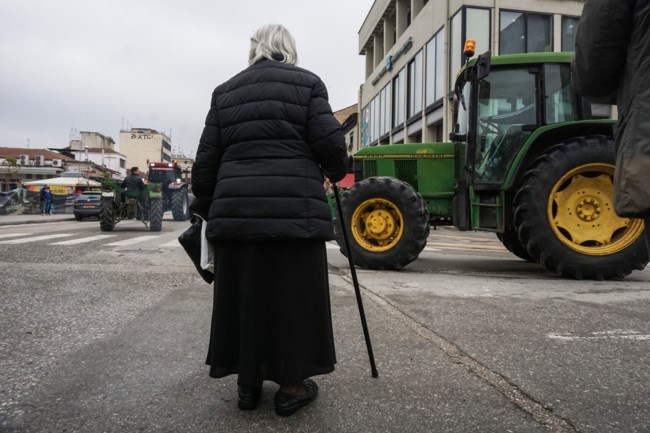 Κλιμακώνουν οι αγρότες: Απέκλεισαν την εθνική στα Μάλγαρα - Στη Λάρισα με τα τρακτέρ την Παρασκευή