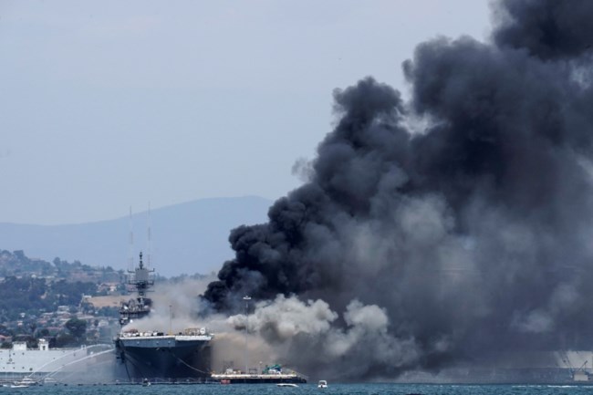 ΗΠΑ: Ισχυρή έκρηξη, φωτιά και 21 τραυματίες σε πολεμικό πλοίο στην Καλιφόρνια [εικόνες]