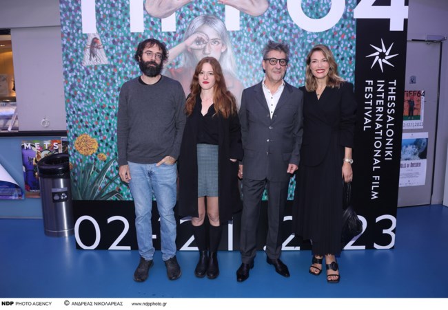 Το απίθανο blazer dress της Βίκυς Καγιά στο Φεστιβάλ Θεσσαλονίκης - Στιλάτο ζευγάρι με τον σύζυγό της Ηλία Κρασσά