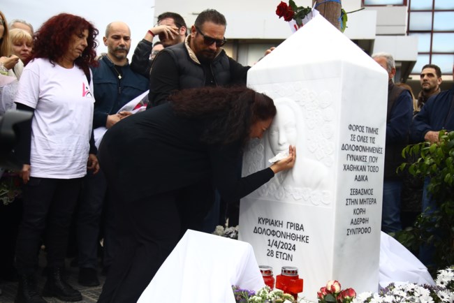 Σπάραξε η μητέρα της Κυριακής Γρίβα - Τραγούδησε το "Τακούνια για καρφιά" μπροστά στο μνημείο για την κόρη της [βίντεο]