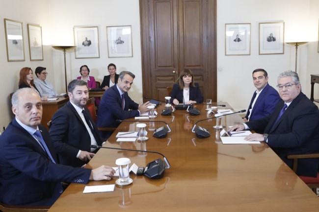 Η αμηχανία του Αλέξη Τσίπρα, ο σοβαρός Μητσοτάκης και το πλατύ χαμόγελο Ανδρουλάκη στη σύσκεψη στο Προεδρικό [όλες οι εικόνες]