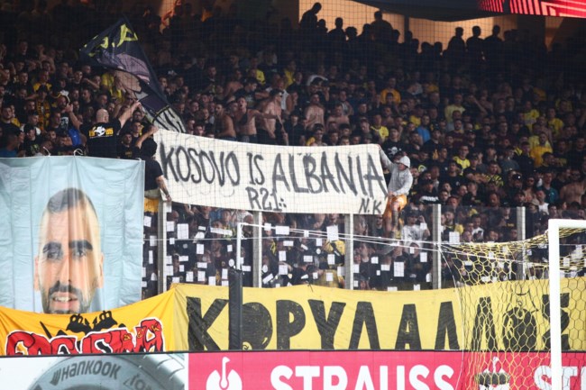 Πανό με σύνθημα "το Κόσοβο είναι Αλβανία" σήκωσαν οπαδοί της ΑΕΚ - "Θα αποβληθούν δια παντός" λέει η ΠΑΕ