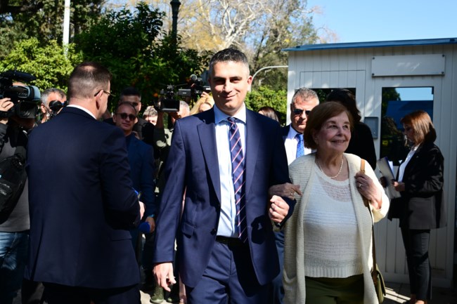 Χρίστος Δήμας: Αγκαζέ με τη μητέρα του στην ορκωμοσία ο νέος υπουργός Μεταφορών και Υποδομών