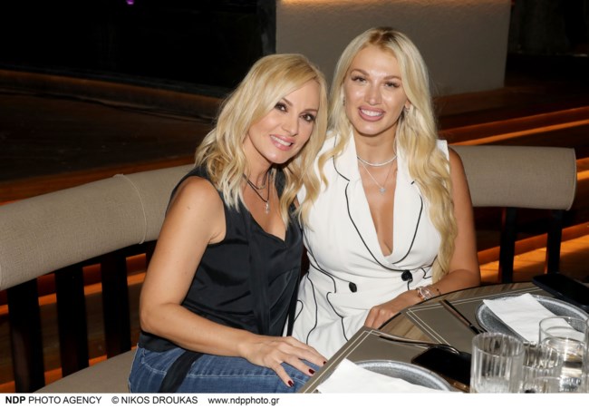 Κωνσταντίνα Σπυροπούλου: Το λευκό blazer dress που συνδύασε με micro τσάντα Hermès σε βραδινή έξοδο
