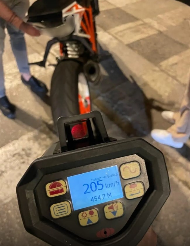 Ετρεχε με 205 χλμ/ώρα στη Βουλιαγμένης - Συνελήφθη ο 35χρονος οδηγός μηχανής στην Αργυρούπολη