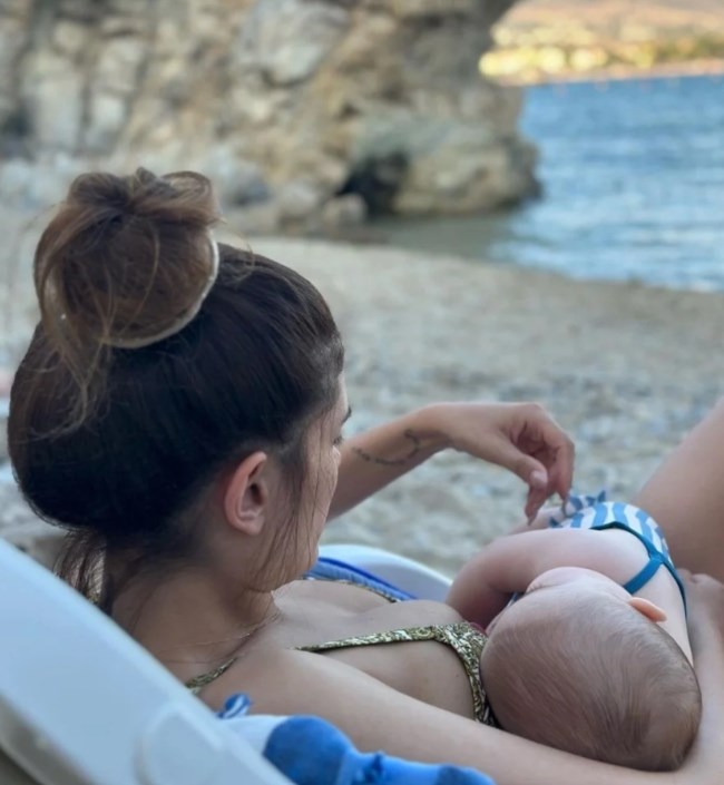 Στην παραλία με την κόρη της η Μαίρη Συνατσάκη - Το μαγιό της Ολίβιας "τρέλανε" το Instagram [εικόνες]