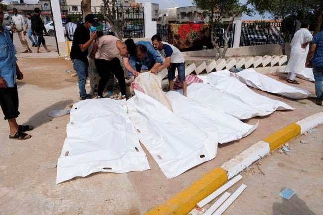 Φρίκη στη Λιβύη: Πτώματα κείτονται έξω από νοσοκομεία - Θάβονται σε μαζικούς τάφους [Εικόνες]